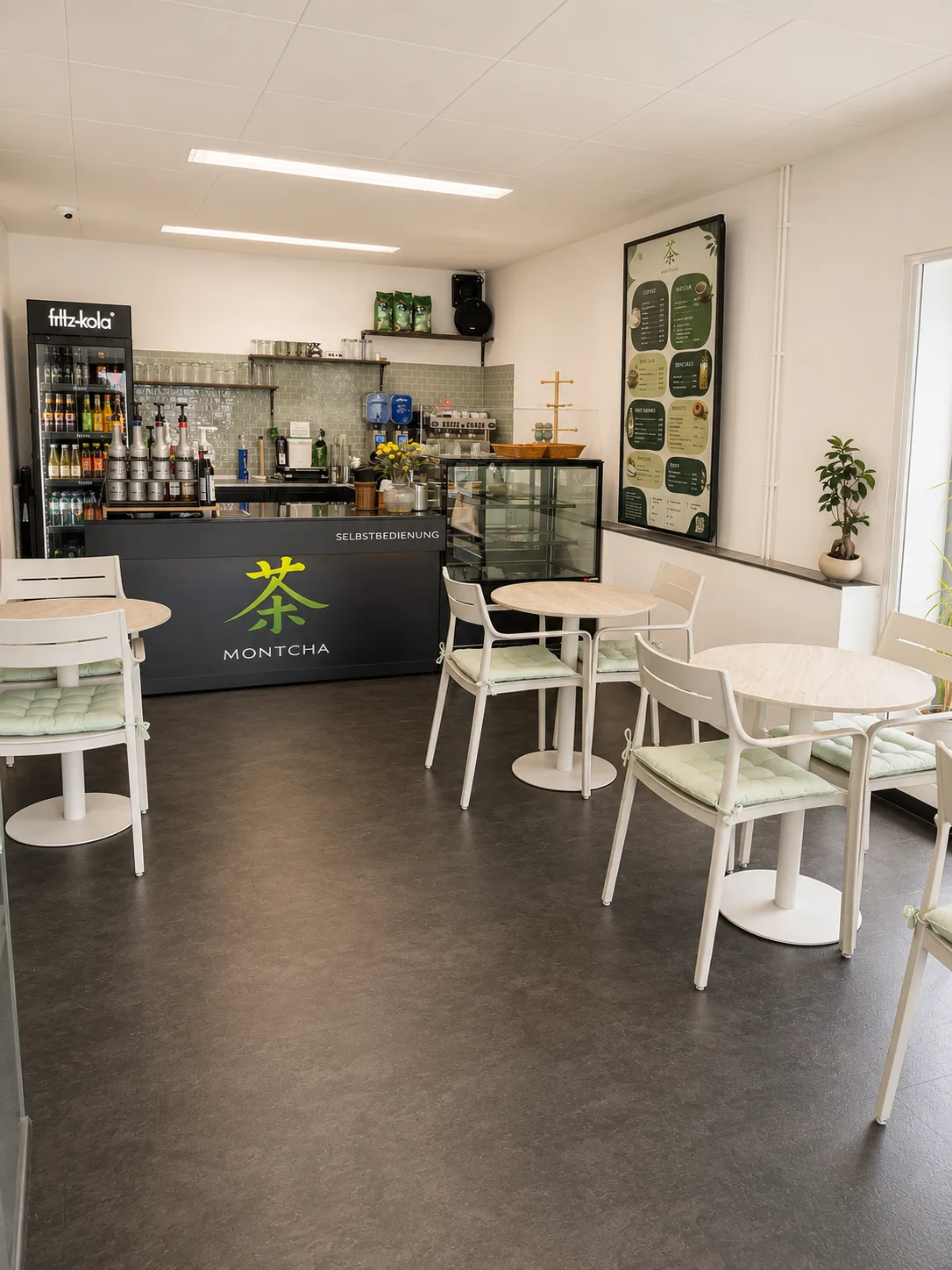 Innenraum des MONTCHA Cafés in Innsbruck